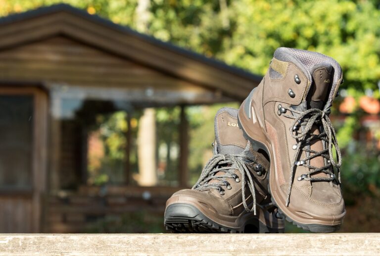 Idealne buty do chodzenia po górach– dobierz je krok po kroku!